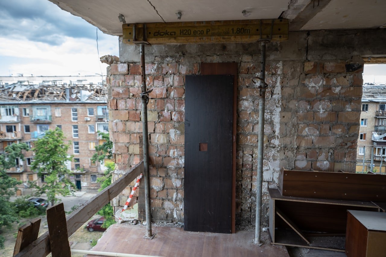 Как сейчас выглядит дом в Подольском районе Киева, у которого обрушилась стена после ракетного обстрела 13