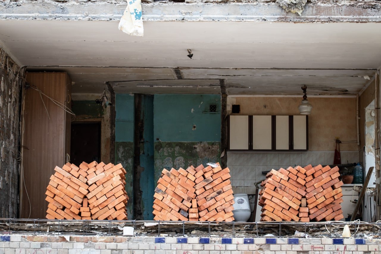 Как сейчас выглядит дом в Подольском районе Киева, у которого обрушилась стена после ракетного обстрела 14