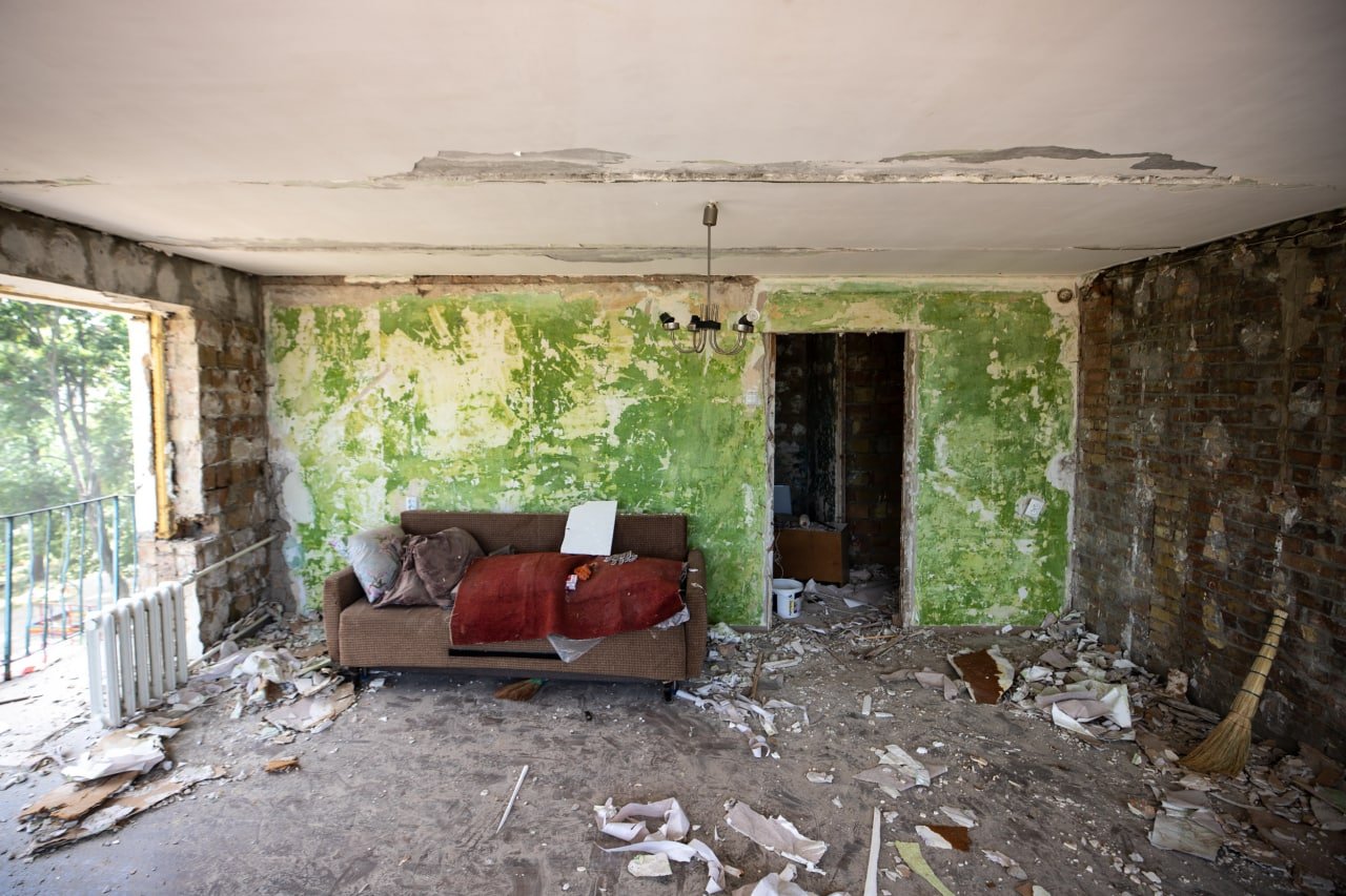 Как сейчас выглядит дом в Подольском районе Киева, у которого обрушилась стена после ракетного обстрела 15