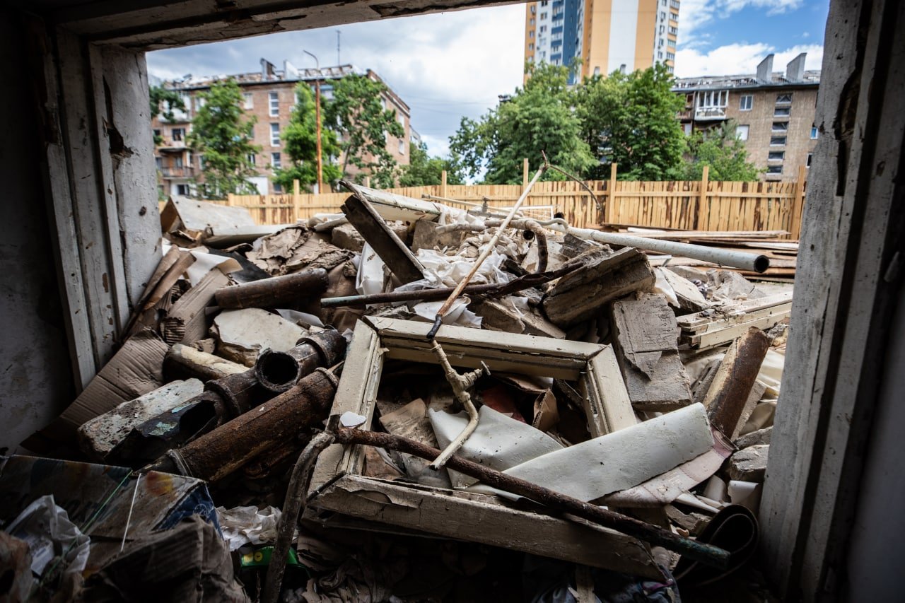 Как сейчас выглядит дом в Подольском районе Киева, у которого обрушилась стена после ракетного обстрела 16