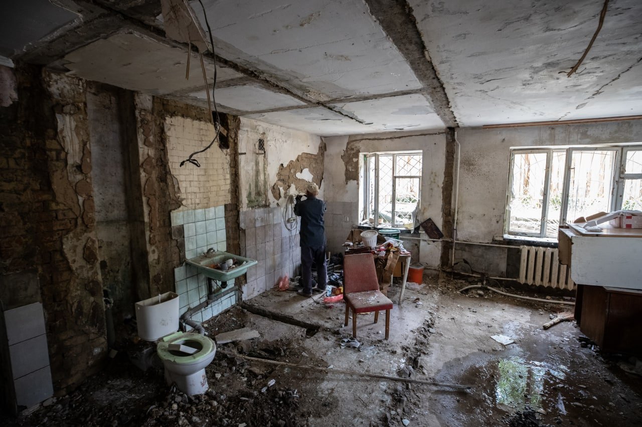 Как сейчас выглядит дом в Подольском районе Киева, у которого обрушилась стена после ракетного обстрела 17