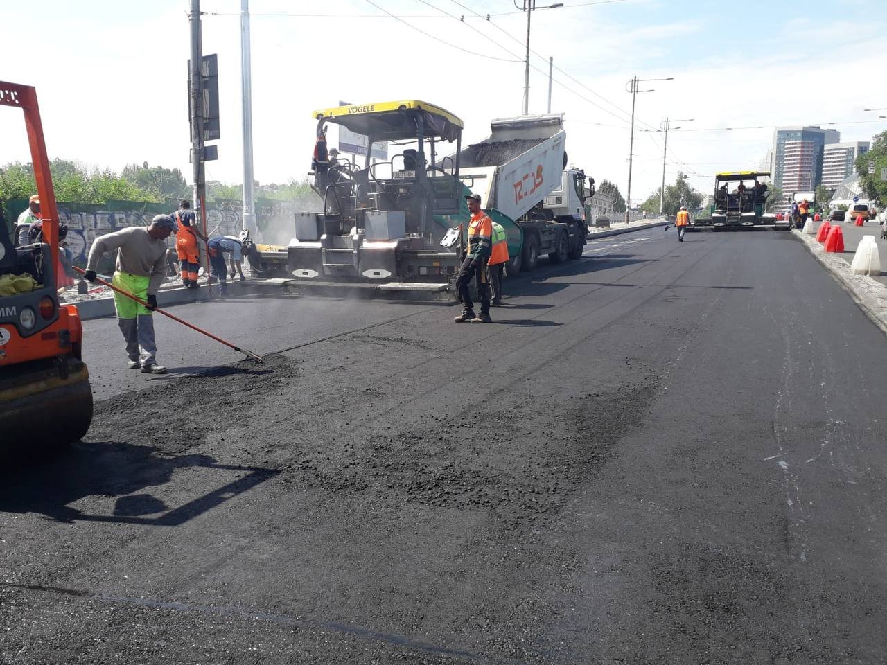 На Льва Толстого меняют дорожное покрытие