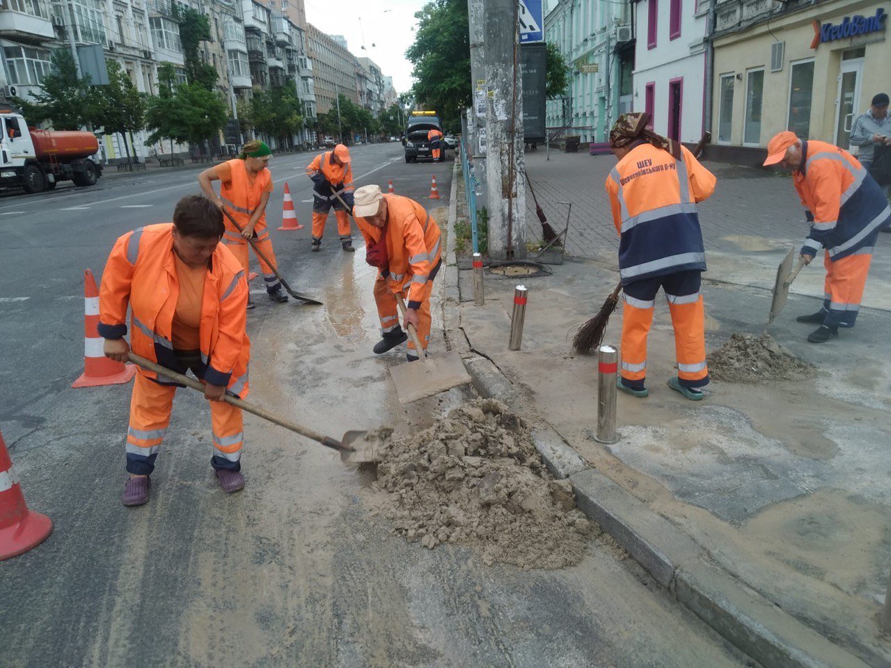 В центре Киева ограничили проезд по одной из улиц из-за прорыва водопровода 1