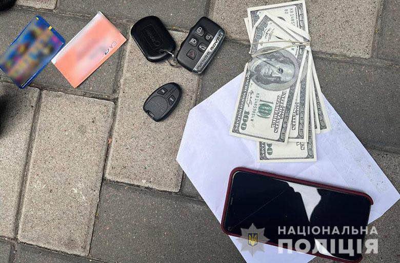 В Киеве мужчина нелегально переправлял военнообязанных за границу: сколько стоили его услуги 2