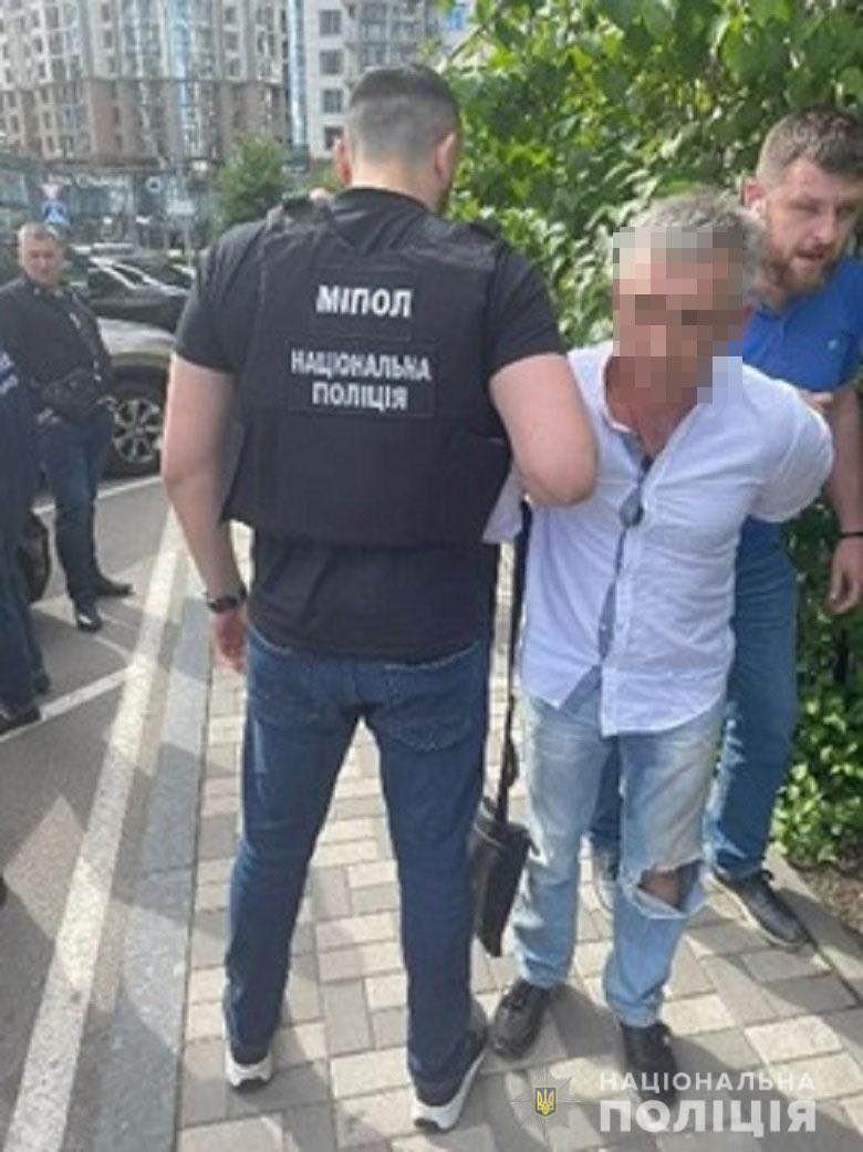 В Киеве мужчина нелегально переправлял военнообязанных за границу: сколько стоили его услуги 3