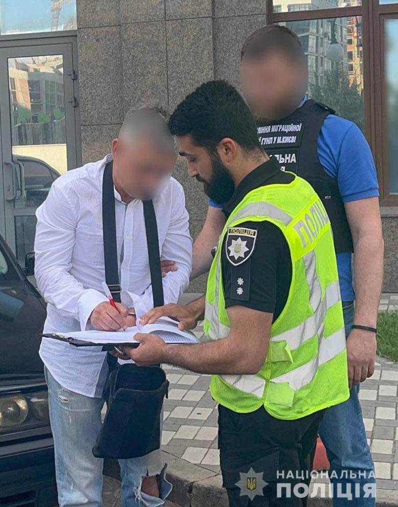 В Киеве мужчина нелегально переправлял военнообязанных за границу: сколько стоили его услуги 5