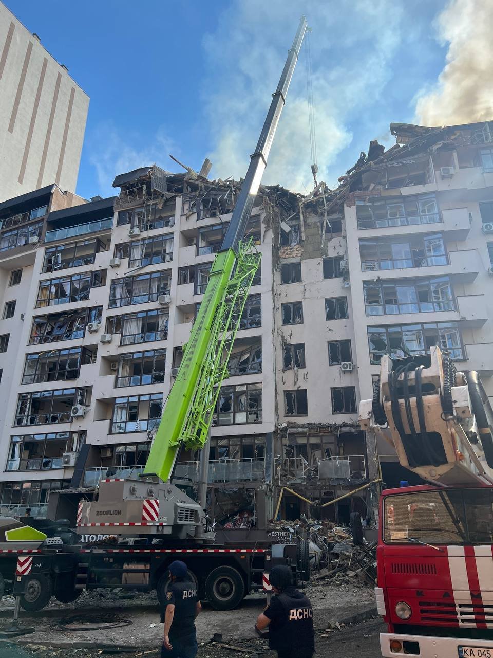 Первые фото и видео с места попадания ракеты в жилой лом в Шевченковском районе: спасательная операция продолжается 1