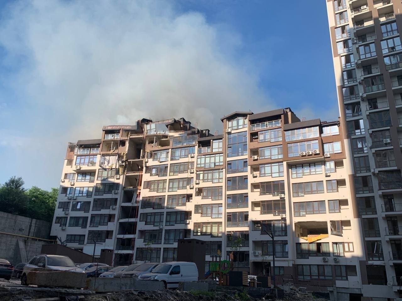 Первые фото и видео с места попадания ракеты в жилой лом в Шевченковском районе: спасательная операция продолжается 5