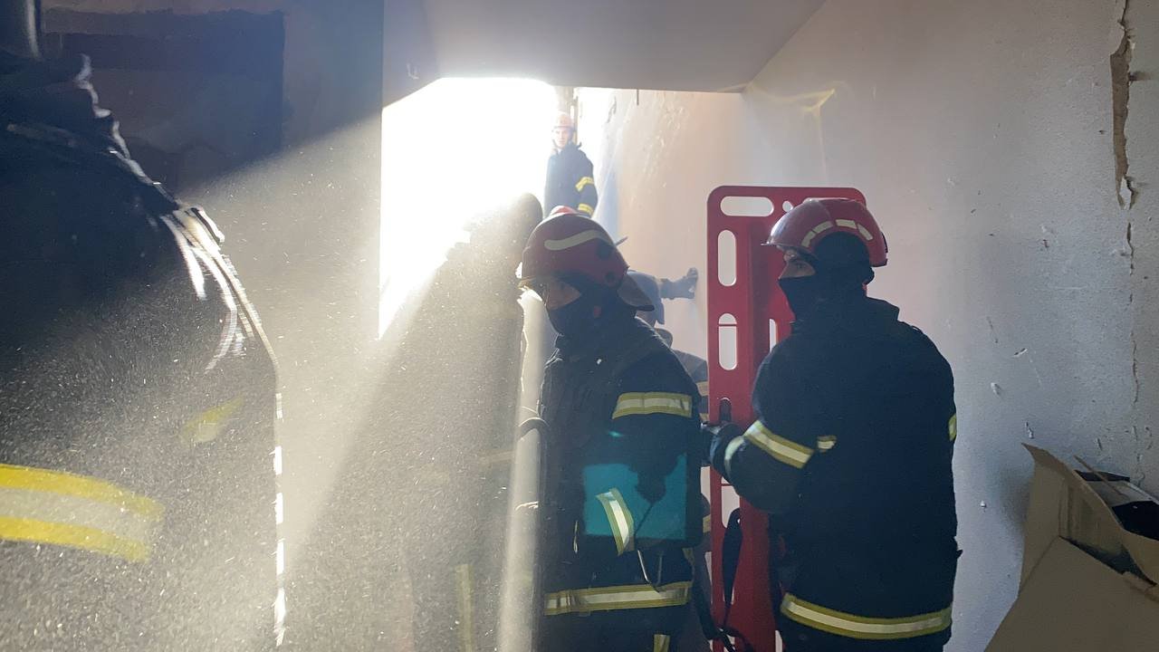 Первые фото и видео с места попадания ракеты в жилой лом в Шевченковском районе: спасательная операция продолжается 6