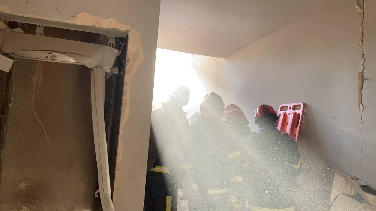 Первые фото и видео с места попадания ракеты в жилой лом в Шевченковском районе: спасательная операция продолжается 7