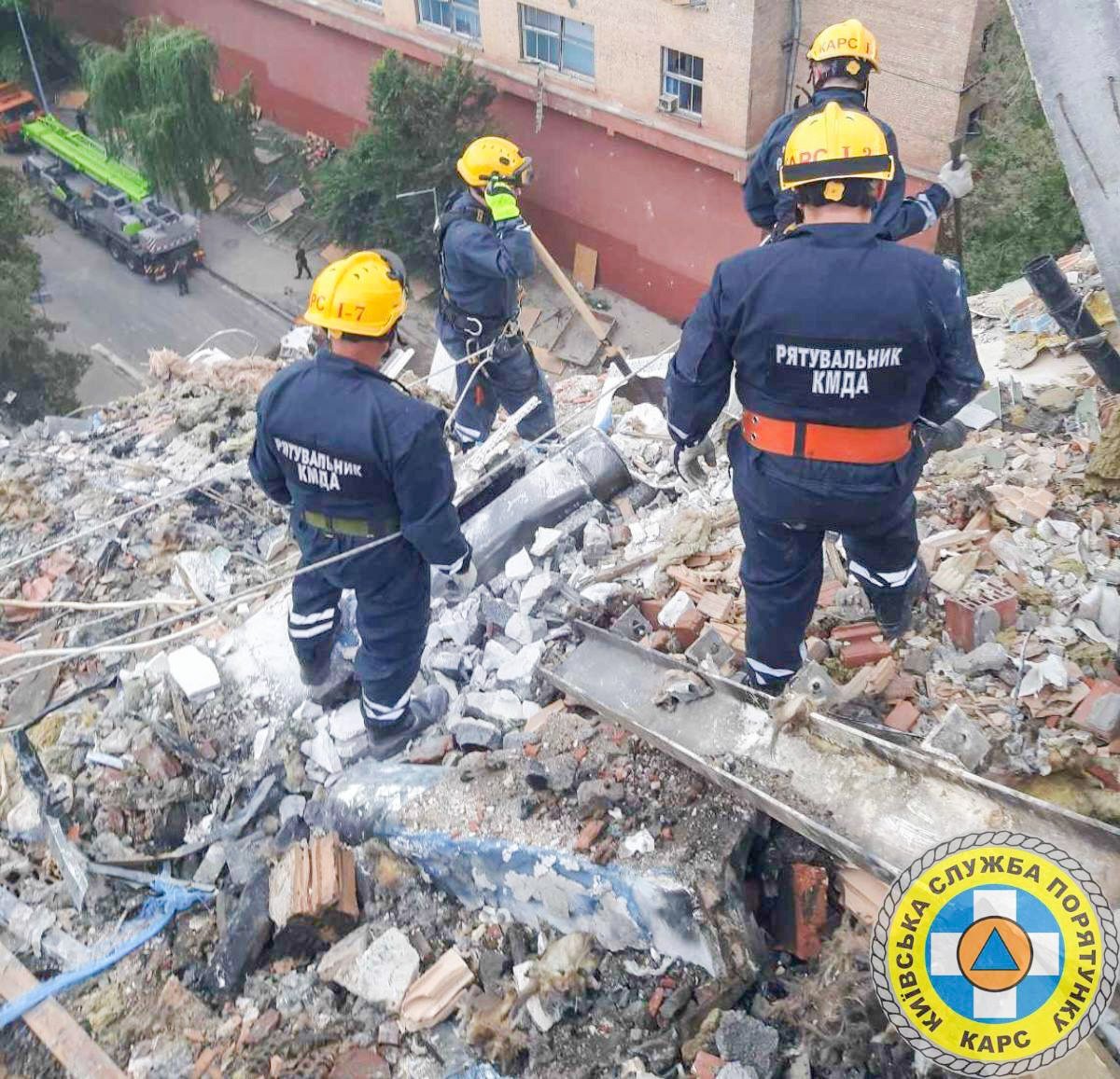 В Киеве продолжаются аварийно-спасательные работы в жилой многоэтажке, куда прилетела ракета 1