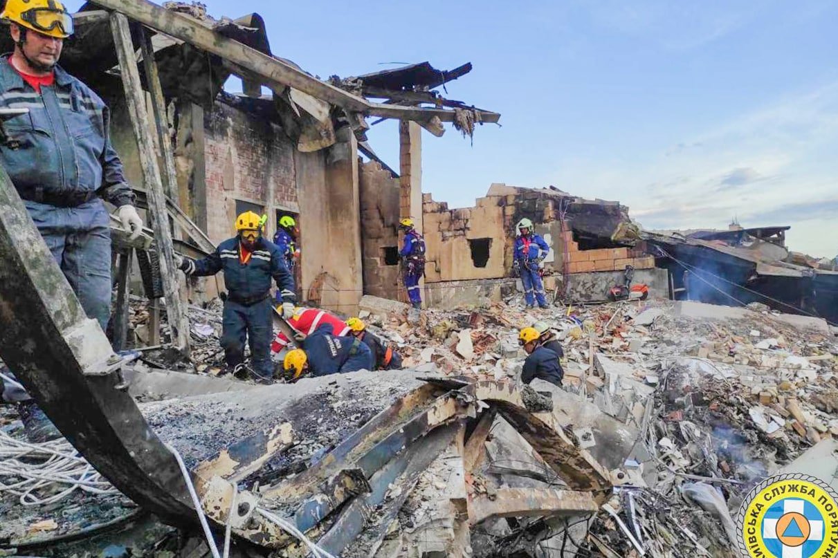 В Киеве продолжаются аварийно-спасательные работы в жилой многоэтажке, куда прилетела ракета 2