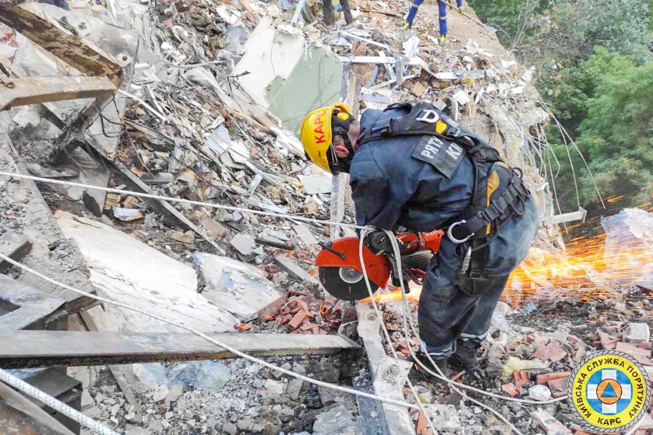 В Киеве продолжаются аварийно-спасательные работы в жилой многоэтажке, куда прилетела ракета 3