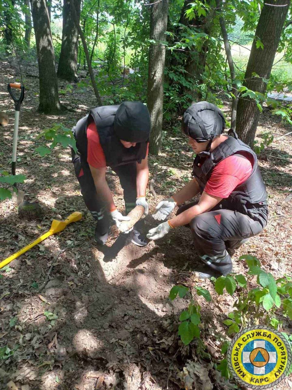 В Києві в ботсаду Гришка знайшли 6 снарядів та гранату 1