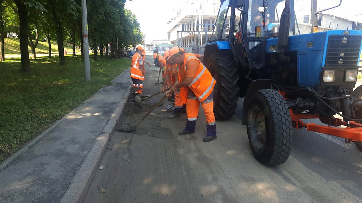 У Києві продовжують долати наслідки грози: комунальники прибирають місця підтоплень 1