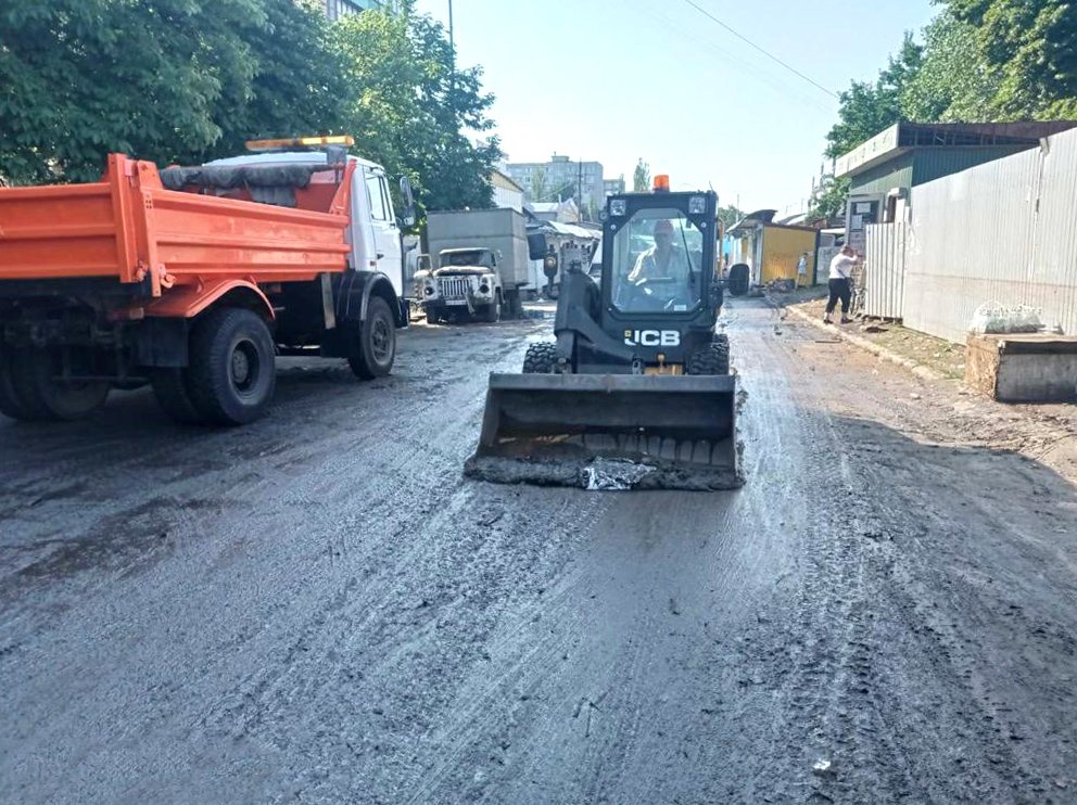 У Києві продовжують долати наслідки грози: комунальники прибирають місця підтоплень 2