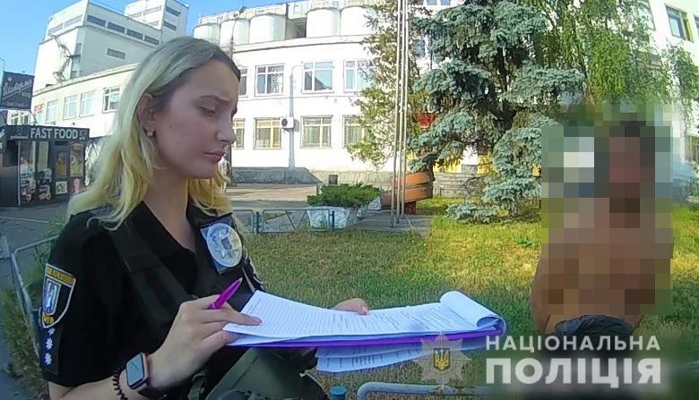 Бив дідуся ножем та ногами: у Києві чоловік напав на перехожего пенсіонера 3