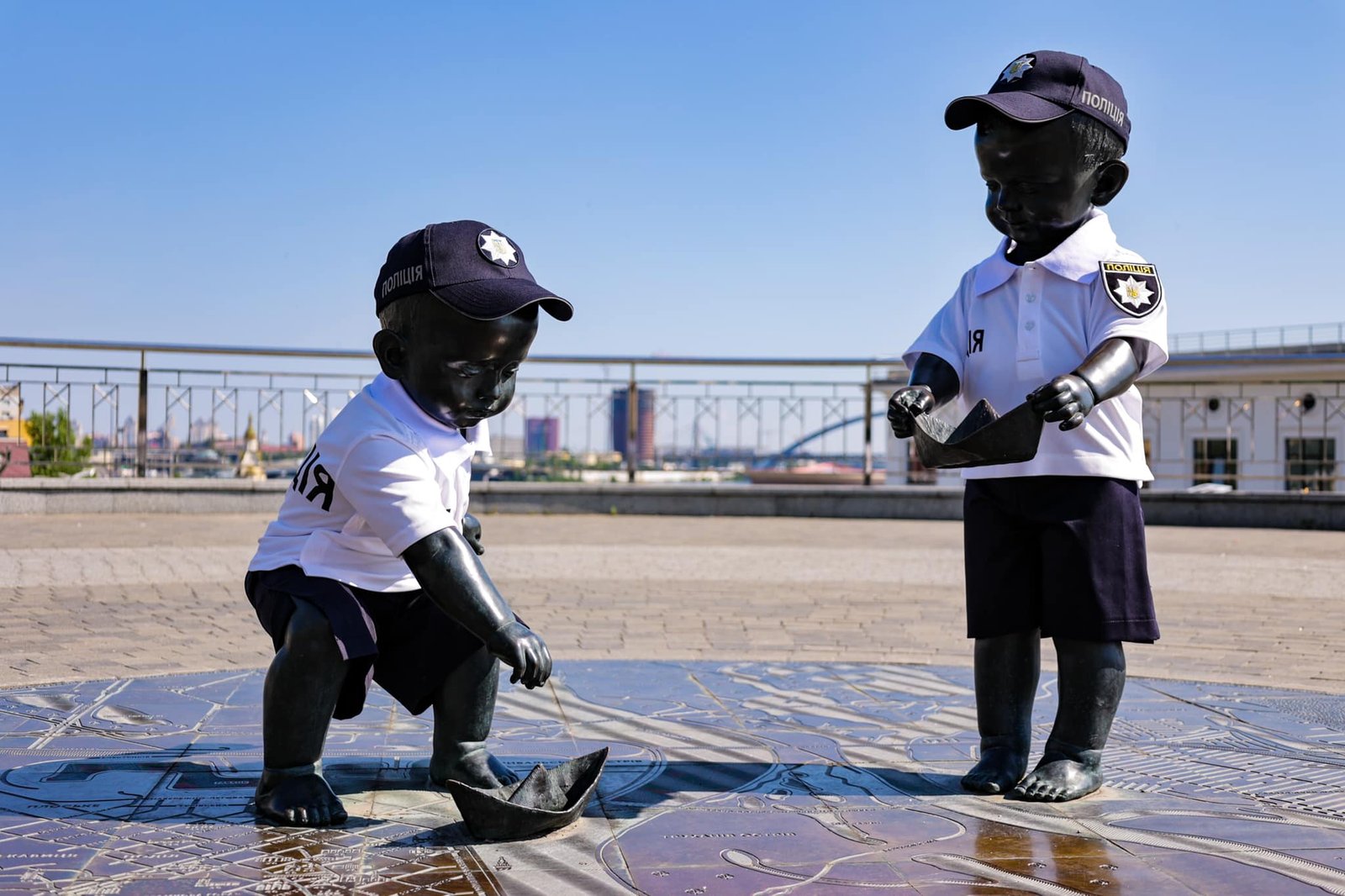 Малюків-засновників Києва на Поштовій вдягнули у форму Нацполіції України 2