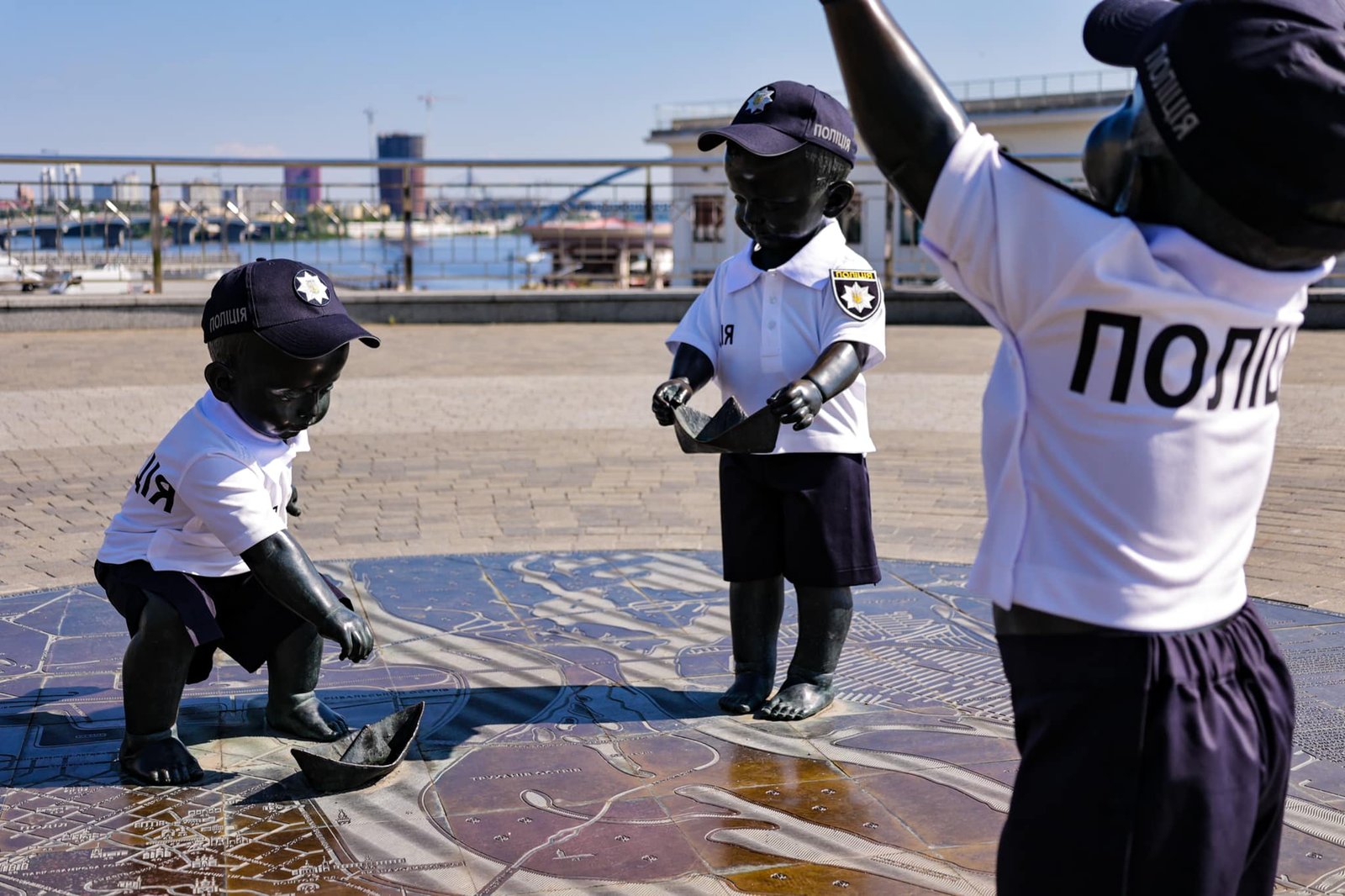 Малюків-засновників Києва на Поштовій вдягнули у форму Нацполіції України 3