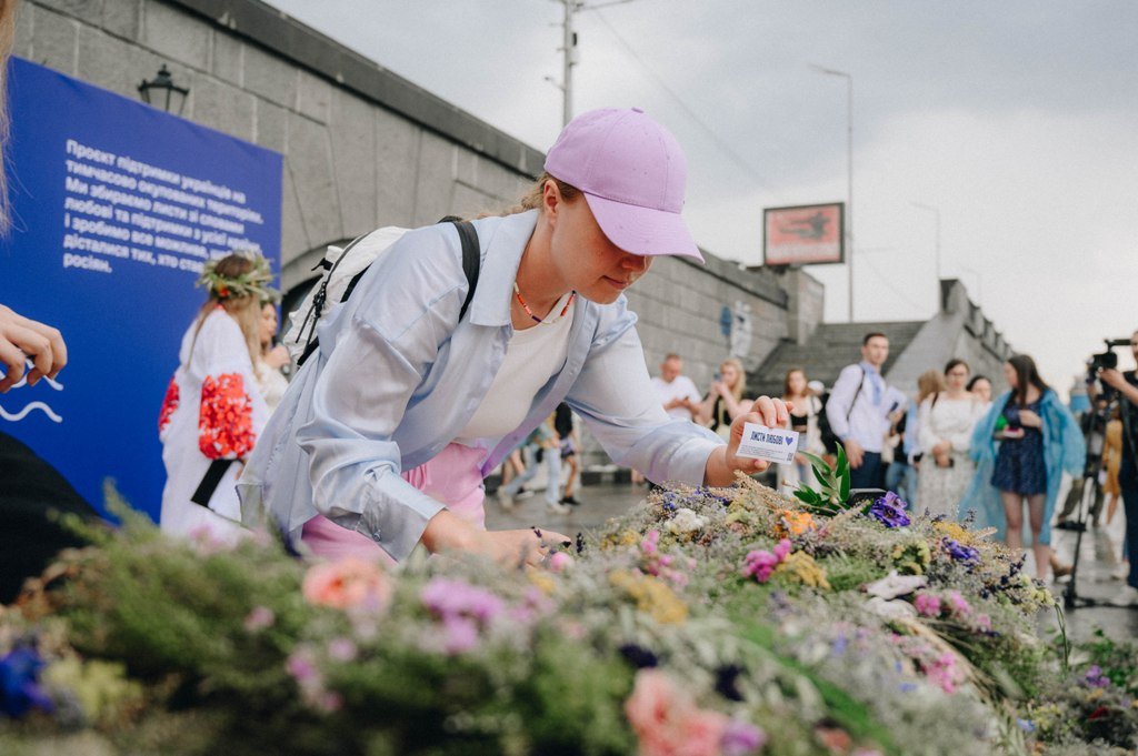 «Листи любові»: на Івана Купала по Дніпру запустили вінки зі словами підтримки до мешканців тимчасово окупованих територій 6