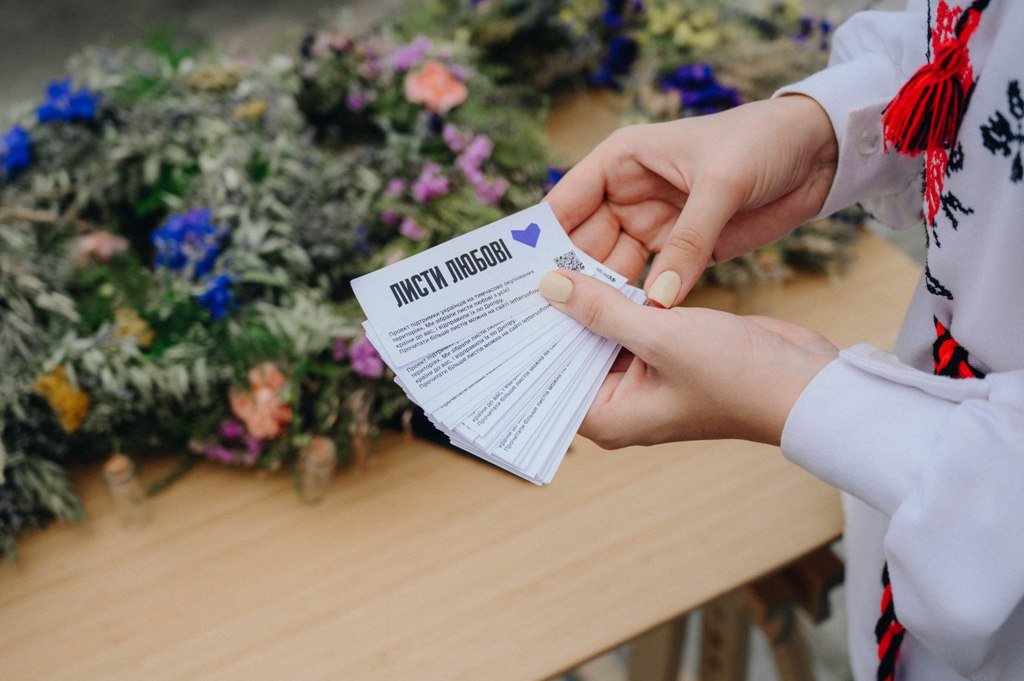 «Листи любові»: на Івана Купала по Дніпру запустили вінки зі словами підтримки до мешканців тимчасово окупованих територій 8