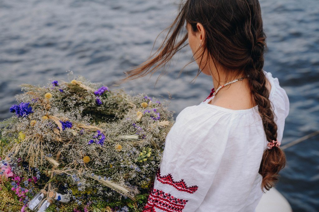 «Листи любові»: на Івана Купала по Дніпру запустили вінки зі словами підтримки до мешканців тимчасово окупованих територій 9