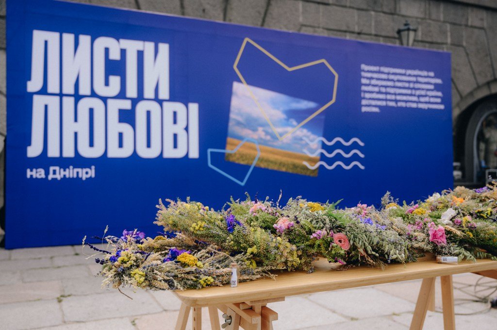 «Листи любові»: на Івана Купала по Дніпру запустили вінки зі словами підтримки до мешканців тимчасово окупованих територій 10