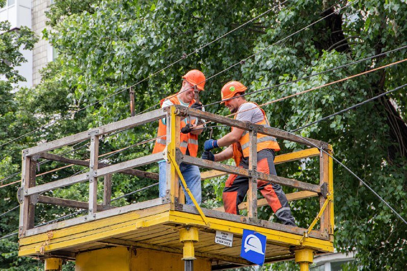 У Києві продовжують відновлення тролейбусної мережі, пошкодженої ракетним обстрілом: які маршрути почнуть курсувати 3