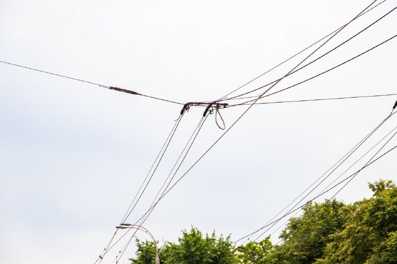 У Києві продовжують відновлення тролейбусної мережі, пошкодженої ракетним обстрілом: які маршрути почнуть курсувати 5