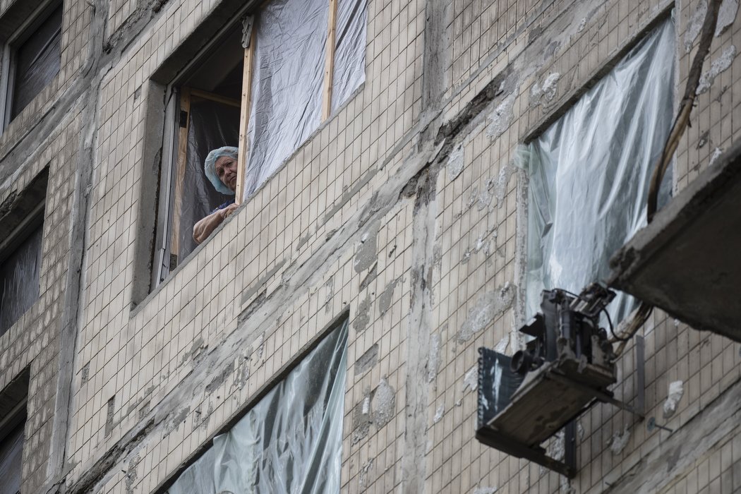 Як в Києві на Оболоні відбудовують зруйнований ракетним обстрілом будинок і коли планують завершити роботи 1