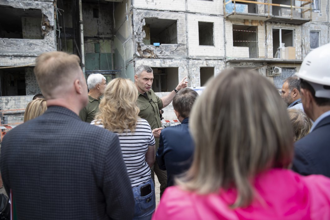 Як в Києві на Оболоні відбудовують зруйнований ракетним обстрілом будинок і коли планують завершити роботи 4