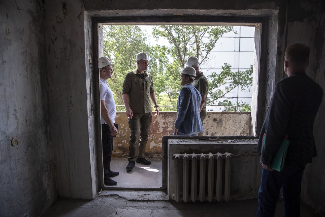 Як в Києві на Оболоні відбудовують зруйнований ракетним обстрілом будинок і коли планують завершити роботи 5