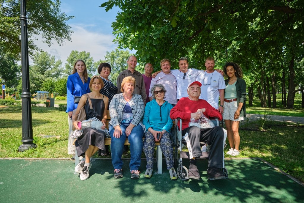 Немає місця для виключення: у парку Наталка встановили нову інклюзивну лавку 1