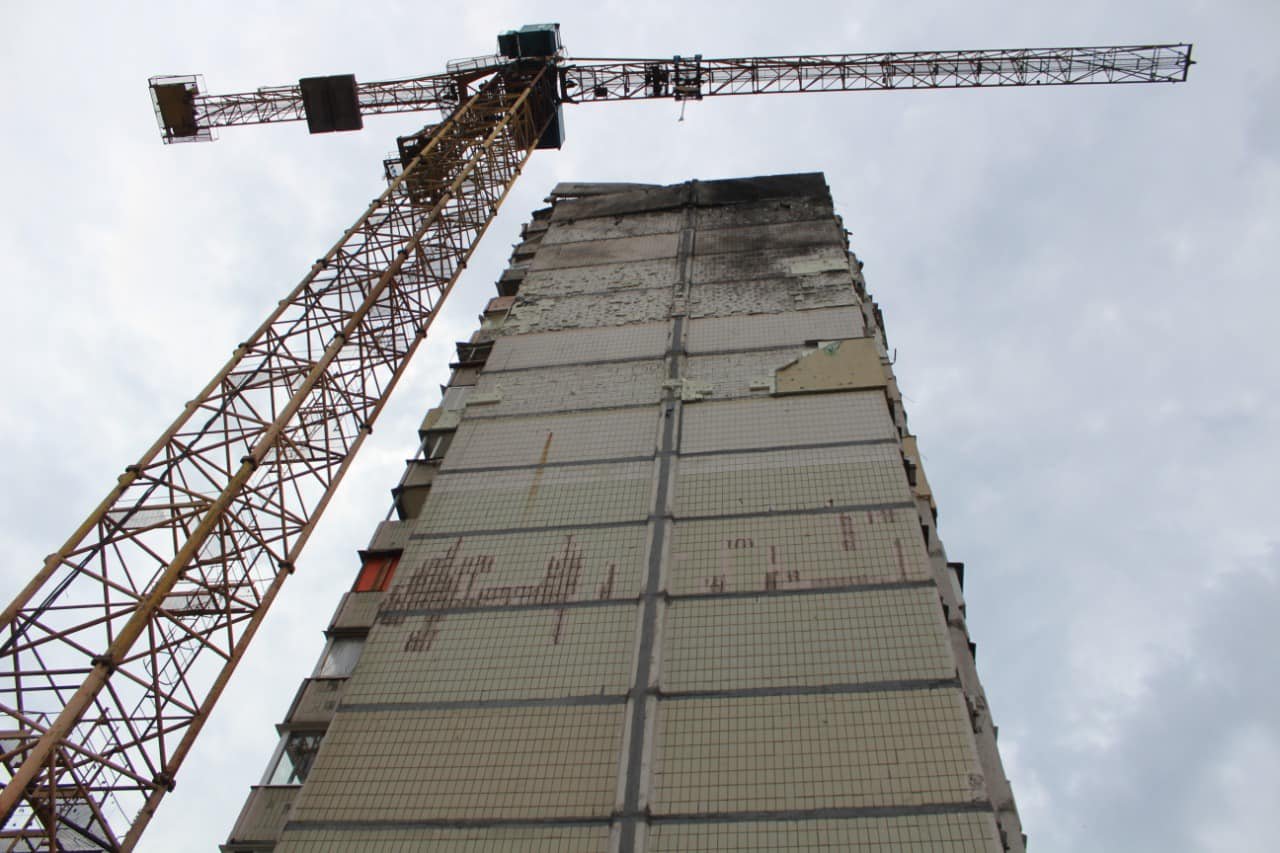 У Дарницькому районі Києва відновлюють багатоповерхівки, які найбільше постраждали внаслідок ракетних обстрілів 1