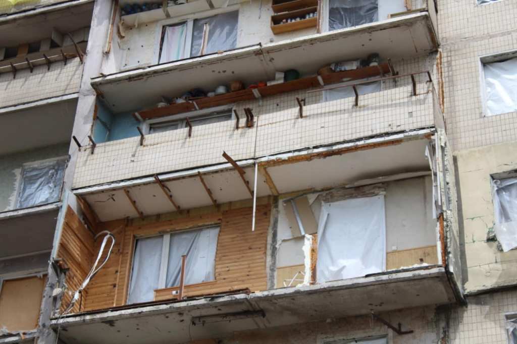 У Дарницькому районі Києва відновлюють багатоповерхівки, які найбільше постраждали внаслідок ракетних обстрілів 2