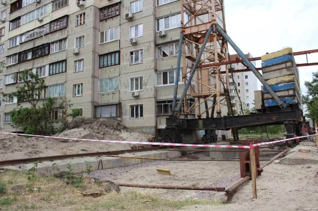 У Дарницькому районі Києва відновлюють багатоповерхівки, які найбільше постраждали внаслідок ракетних обстрілів 6