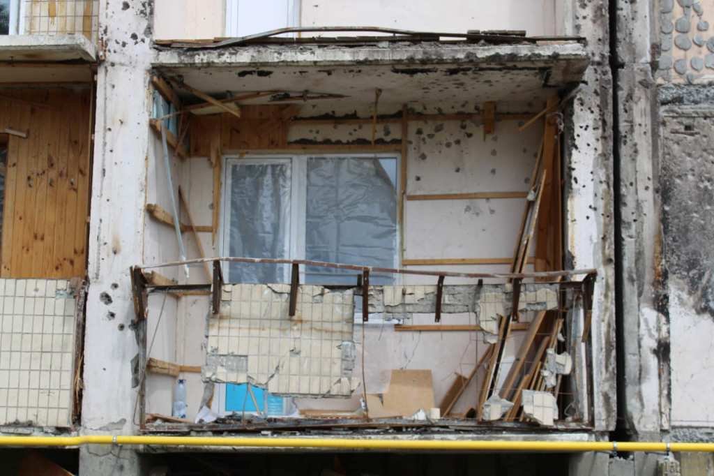 У Дарницькому районі Києва відновлюють багатоповерхівки, які найбільше постраждали внаслідок ракетних обстрілів 7