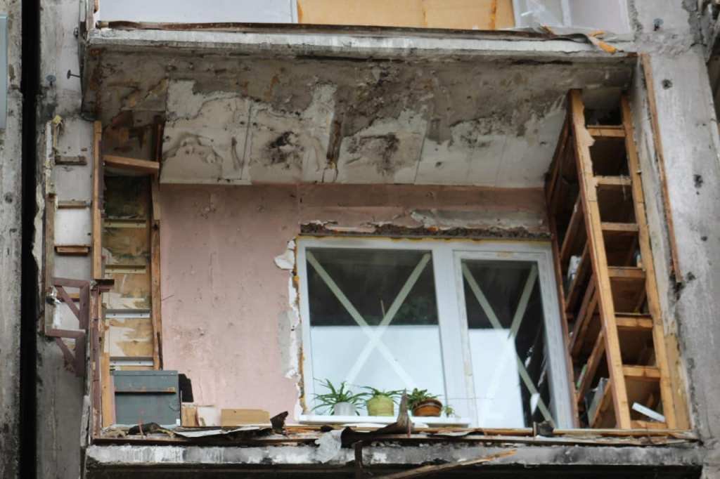 У Дарницькому районі Києва відновлюють багатоповерхівки, які найбільше постраждали внаслідок ракетних обстрілів 8