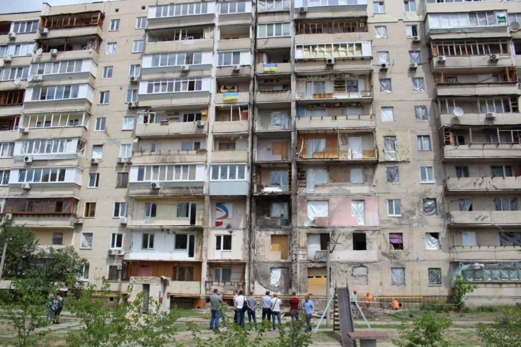 У Дарницькому районі Києва відновлюють багатоповерхівки, які найбільше постраждали внаслідок ракетних обстрілів 9