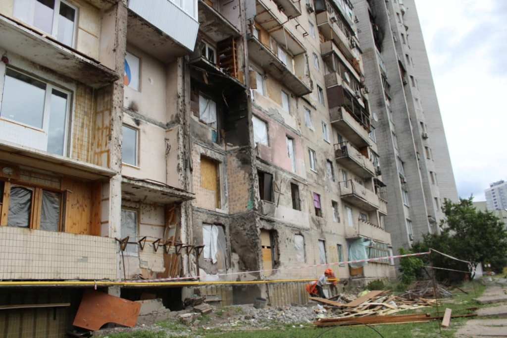 У Дарницькому районі Києва відновлюють багатоповерхівки, які найбільше постраждали внаслідок ракетних обстрілів 10