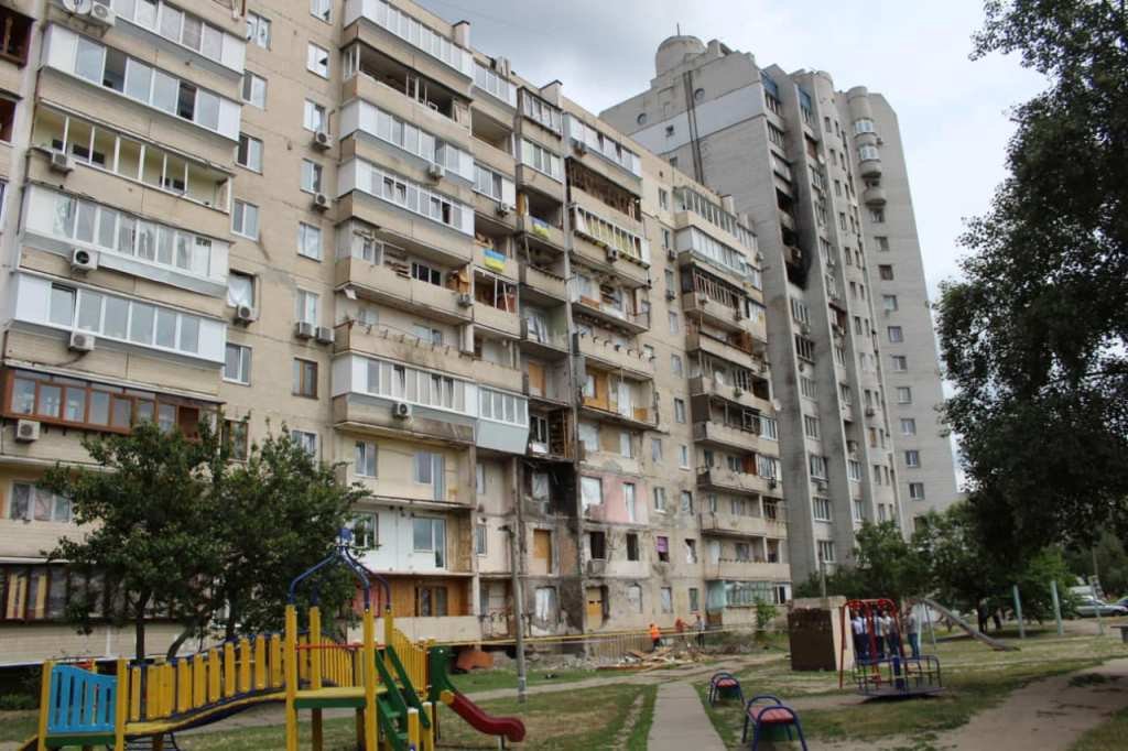 У Дарницькому районі Києва відновлюють багатоповерхівки, які найбільше постраждали внаслідок ракетних обстрілів 11