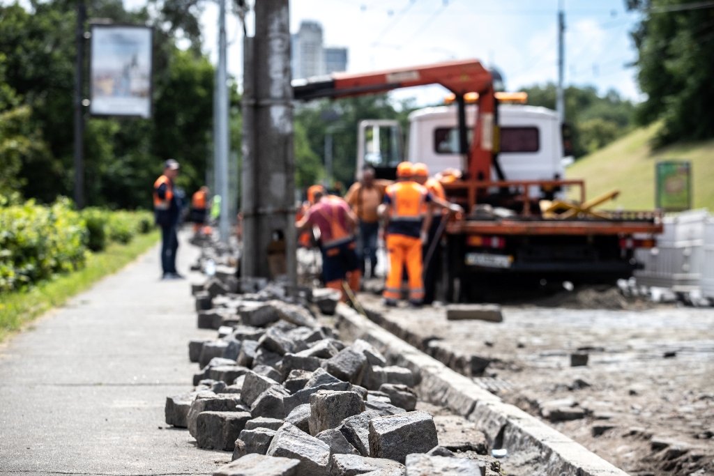 У Києві на Подільському узвозі оновлюють бруківку 1