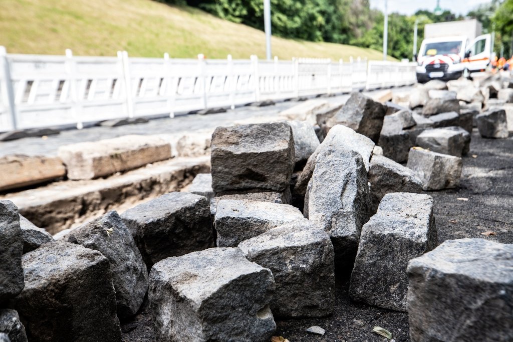У Києві на Подільському узвозі оновлюють бруківку 3