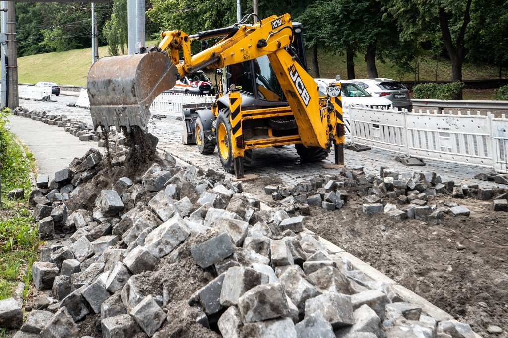 У Києві на Подільському узвозі оновлюють бруківку 7