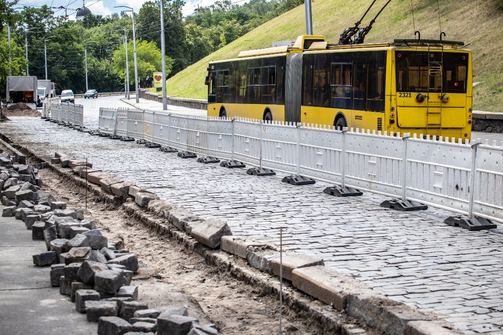 У Києві на Подільському узвозі оновлюють бруківку 8