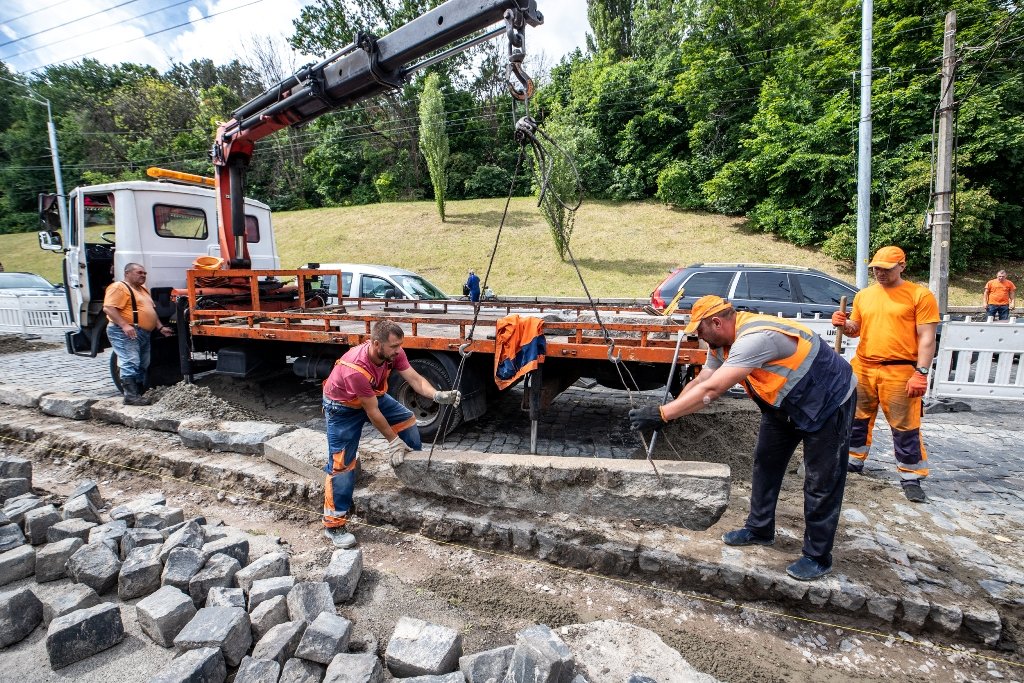 У Києві на Подільському узвозі оновлюють бруківку 9