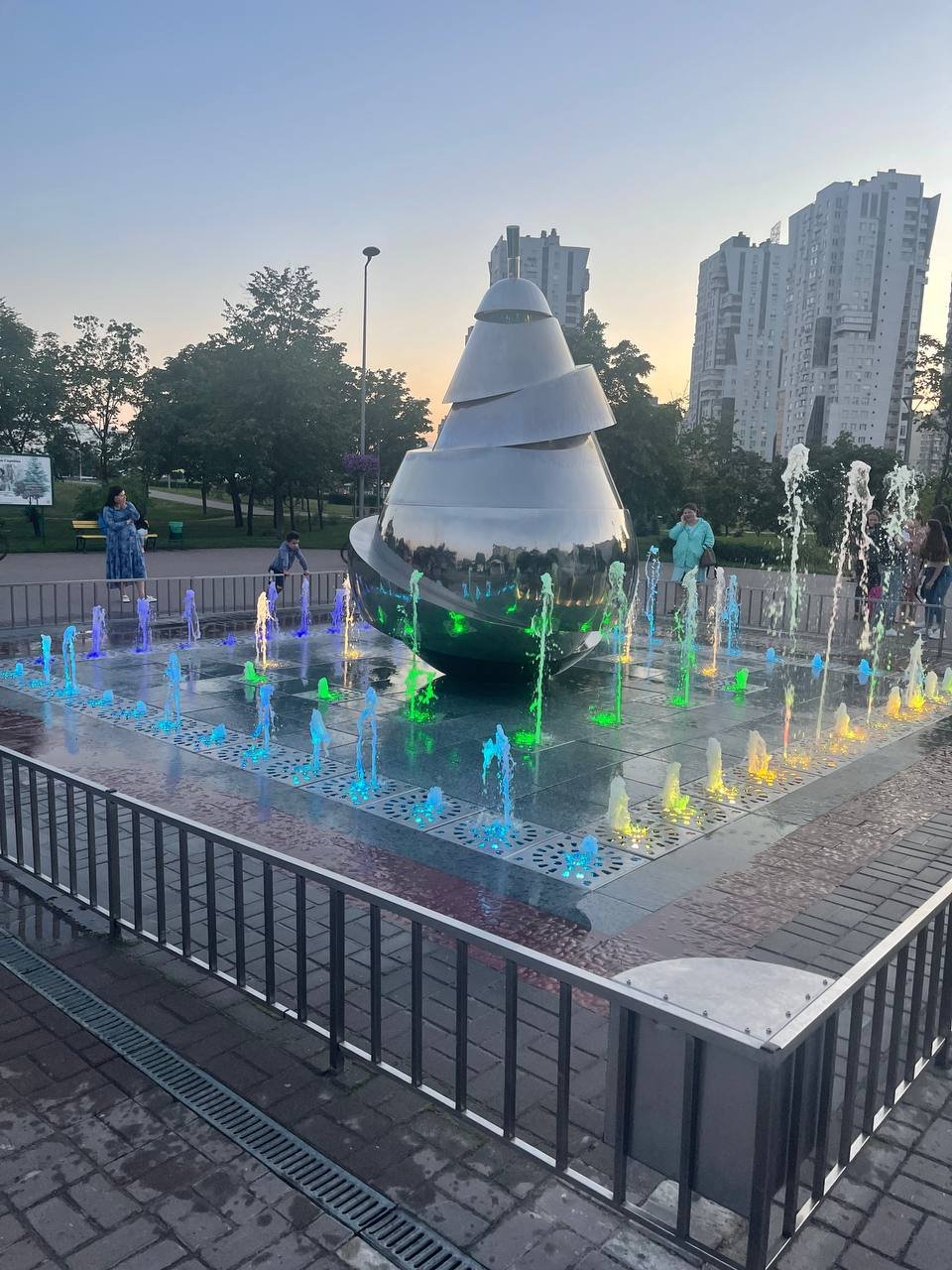 У Києві на Позняках після ремонту відкрили фонтан «Груша» 1
