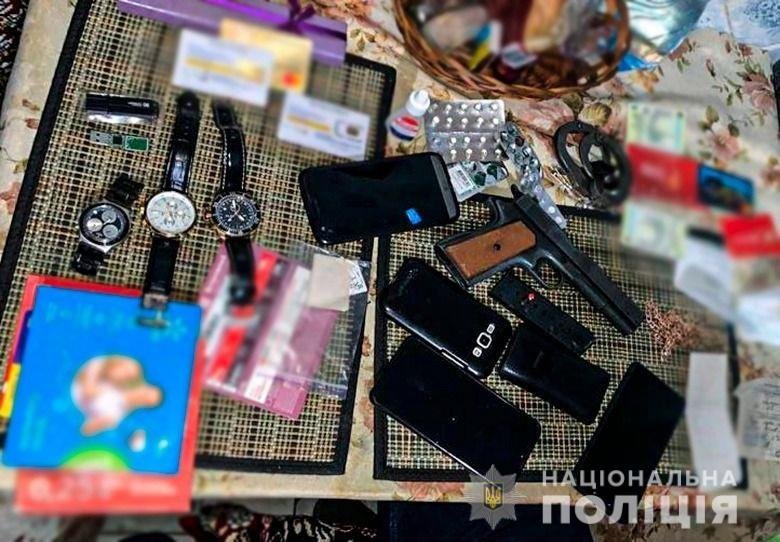 У Києві чоловік та жінка підсипали незнайомцям психотропи та грабували: від отруєння вмерла людина 2