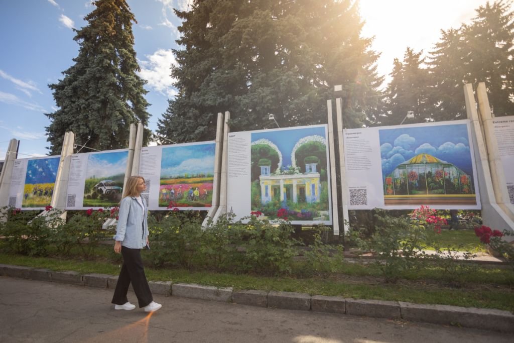 У Києві на ВДНГ відкрили галерею нереальних історій жителів міста, які створив штучний інтелект 1