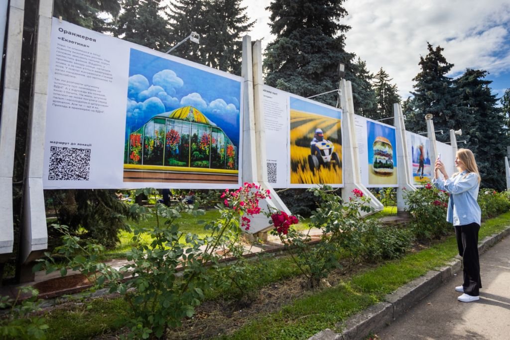 У Києві на ВДНГ відкрили галерею нереальних історій жителів міста, які створив штучний інтелект 3